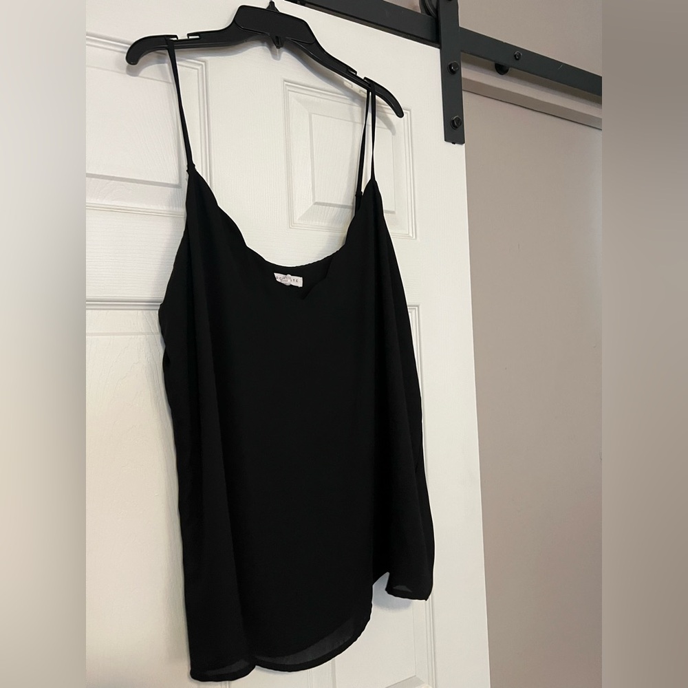 Black Scallop V-Neck Tank